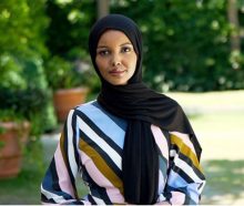 Für mehr Diversität in der Modebranche – Supermodel Halima Aden trifft Moededesigner Tommy Hilfiger