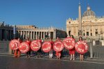 Demonstrantinnen für Frauenrechte wurden vor Kardinalsversammlung verhaftet
