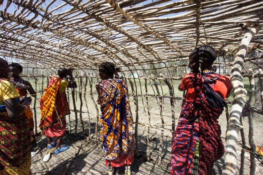 Kuratorinnenführung im Frauenmuseum Hittisau – Maasai Baumeisterinnen aus Ololosokwan