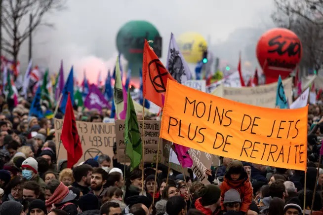 Streiks und Massenproteste gegen das Rentenalter 64 in Frankreich